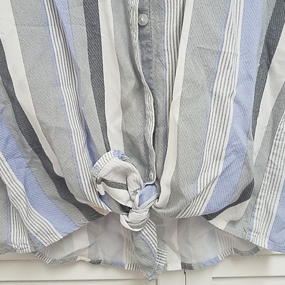 Sleeveless button down shirt - Picture 3 of 3